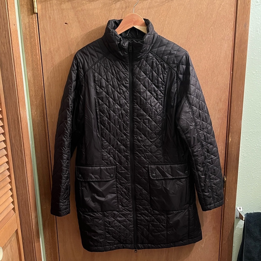 The North Face Quilted Jacket in Black with Subtle Logo - Picture 3 of 4